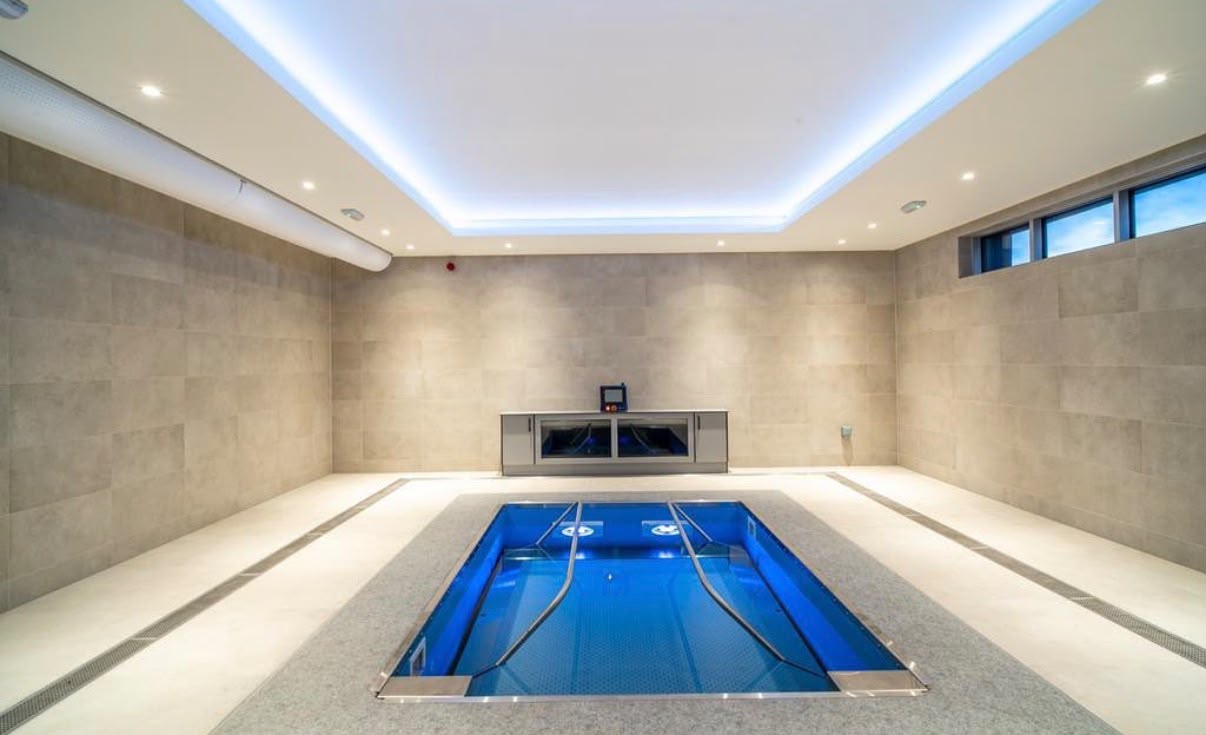 Spa pool with tiled walls and surrounds